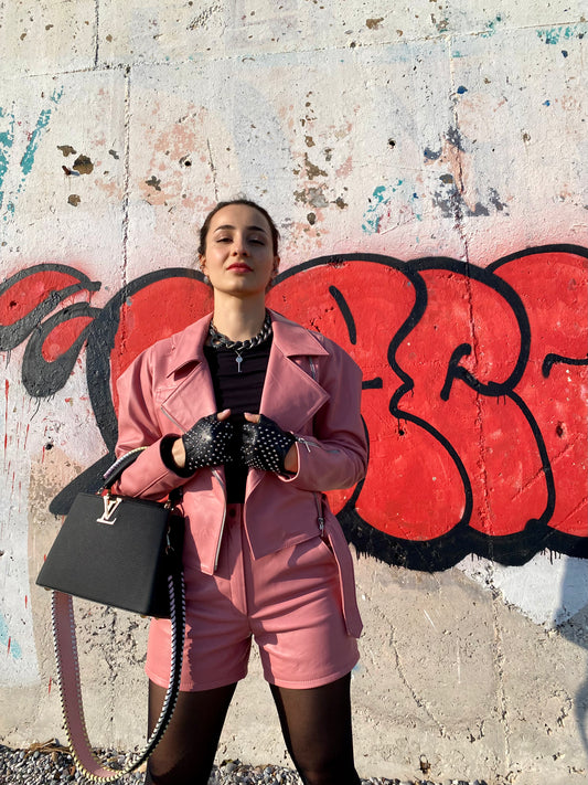 Ensemble veste et short de motard en cuir rose vif