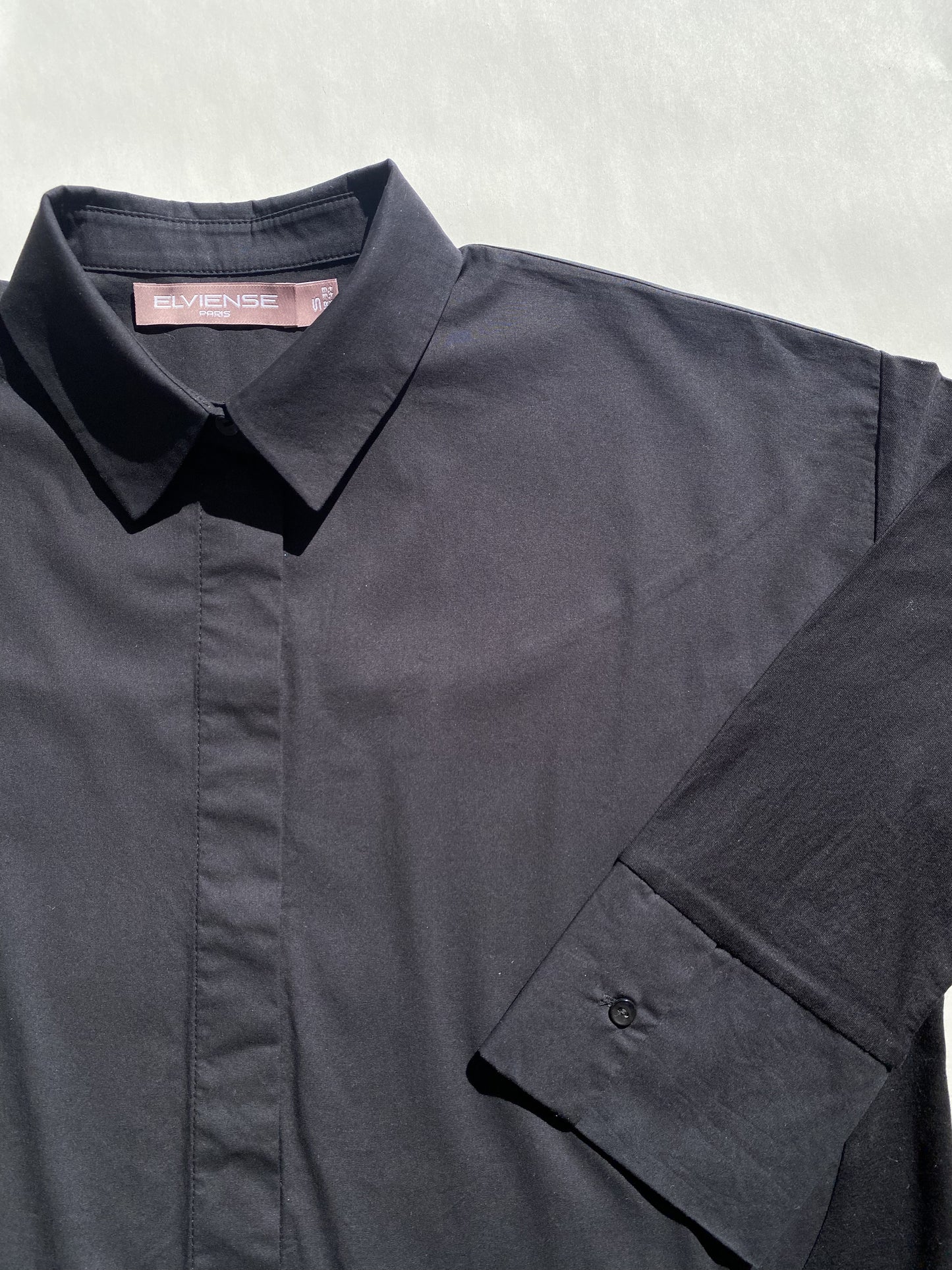 Chemise noire décontractée et élégante