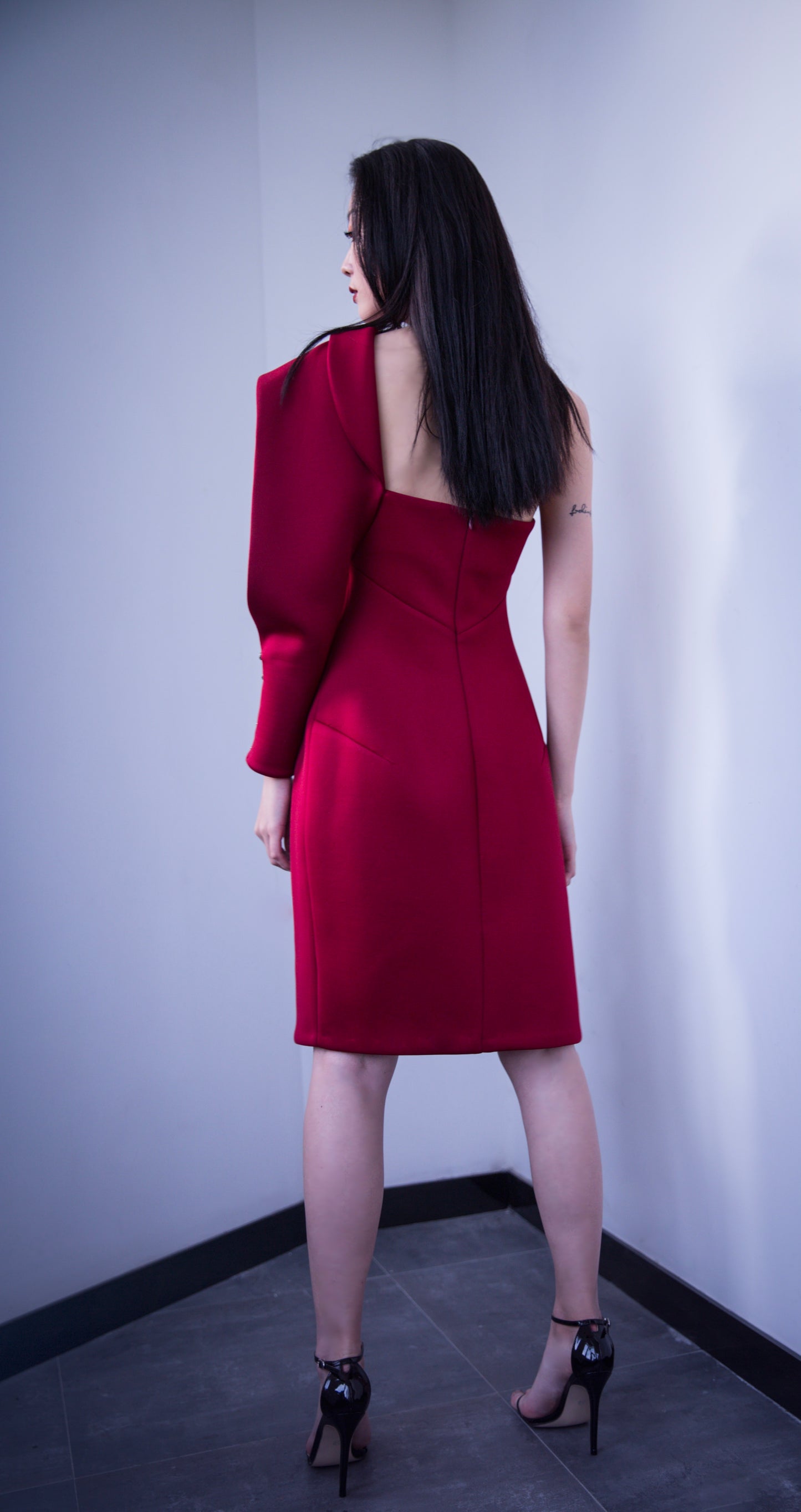 Robe asymétrique en néoprène rouge bordeaux