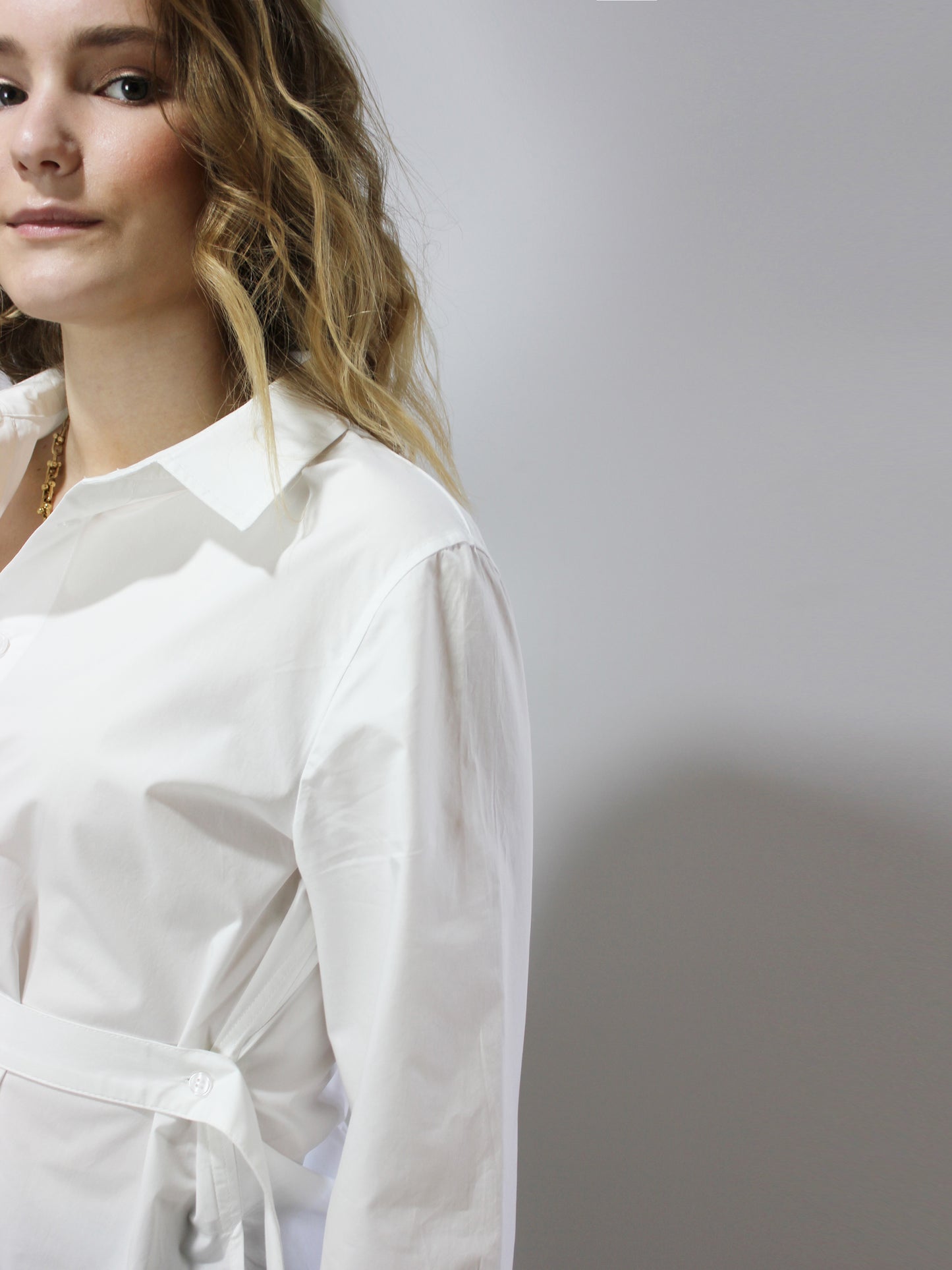 Transformable White Shirt With Belt